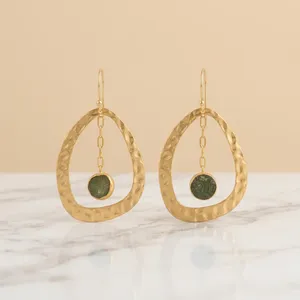 Pendientes colgantes de cuarzo con forma de fresa verde, joyería redonda, color dorado, con acabado martillado - Product Image 3