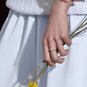 Anillo de Compromiso y Boda Luxeshine Pear East-West de Oro Sólido de 14K con Diamante de Corte Ovalado Certificado por IGI - Product Image 4