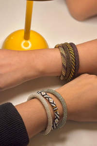 Conjunto de pulseras de ganchillo con cuentas de vidrio de colores, hechas a mano, con cuerda tubular, joyería de muñeca para mujer, accesorio étnico para verano y playa. - Product Image 6