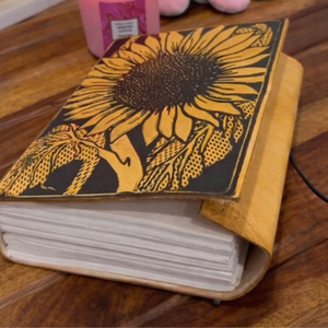 Carnet en cuir jaune fait main de haute qualité personnalisable – Motif tournesol en relief, reliure à cheval, bords festonnés, pages en coton non lignées - Product Image 5