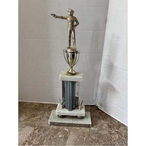 Trophée métallique gravé très demandé pour la reconnaissance des enseignants et les récompenses éducatives, disponible pour la vente en gros - Product Image 1