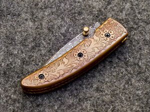 Cuchillo Plegable de Acero de Damasco Hecho a Mano con Mango de Latón Grabado y Funda de Cuero - Cuchillo de Bolsillo EDC Personalizado con Bloqueo Liner Lock - Product Image 5