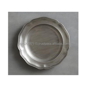 Assiette de service en métal martelé à la main pour les mariages à destination ou les fêtes à thème avec une esthétique rustique et luxueuse - Product Image 4