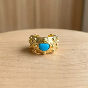 Anillo de diseño ajustable de latón con cuentas chapado en oro de 18 quilates con turquesa howlite de lujo al por mayor, joyería de moda a bajo precio. - Product Image 4