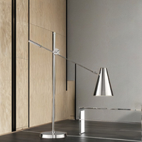 Lampe sur pied moderne en acier inoxydable argenté de style nordique européen avec LED haute luminosité, étanche et à hauteur réglable pour usage hôtelier
