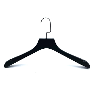 Perchas de Madera Modernas Negras de Buena Calidad para Hombre con Logotipo Personalizado para Tiendas de Ropa y Uso en Armarios - Perchas Resistentes - Product Image 2