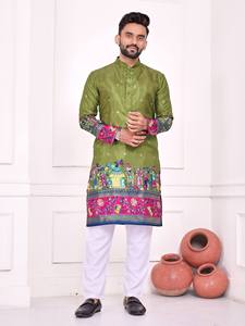 Ensemble Lehenga Choli festif à imprimé Patola avec travail en feuille d'aluminium et dupatta à franges - Product Image 4