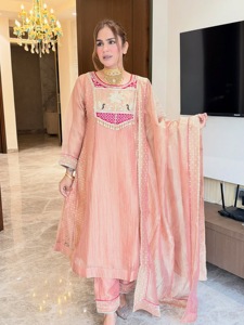 Ensemble haut, pantalon et dupatta en soie Salsa pure, broderie de créateur et travail de perles, entièrement cousu, avec doublure en micro-coton, tenue de fête DD 1281 - Product Image 3