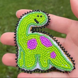 Lindo broche de dinosaurio verde con cuentas de vidrio hechas a mano, pin de solapa de Brontosaurio con puntos morados para niños y arte de moda caprichoso - Product Image 1