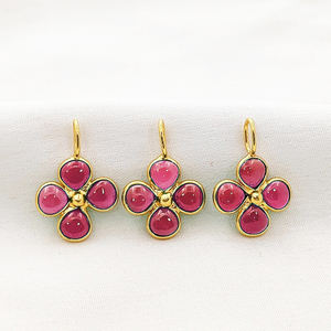 จี้รูปโคลเวอร์ประดับทับทิมควอตซ์ ขนาด 5 มม. ขอบโคลเวอร์เรียบ งานแฮนด์เมด ชาร์มทับทิมควอตซ์ขนาด 7x5 มม. ชาร์มทับทิมควอตซ์ชุบทองแบบวงแหวน - Product Image 1