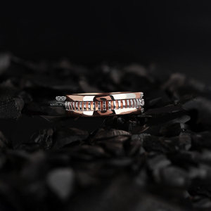 Anillo de Eternidad de Tres Hileras con Diamantes de Corte Princesa en Oro Rosa de Kirti Jewels, Anillo de Boda con Pavé para Mujer - Product Image 6