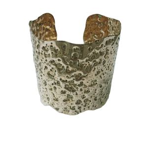 Brazalete de latón con diseño moderno de forma irregular dorada, brazaletes de resina para mujer, pulseras de resina para niñas - Product Image 1