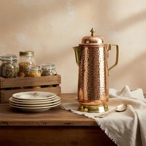 Jarra de Agua de Cobre Hecha a Mano con Acabado Martillado y Asa de Latón, Beneficios Ayurvédicos para la Salud, Juego de Jarras para Beber Agua - Product Image 6