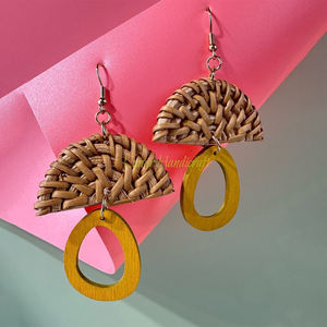 Pendientes huecos geométricos de rafia de ratán para vacaciones en la playa de verano hechos a mano para mujer hechos en Vietnam - Product Image 4