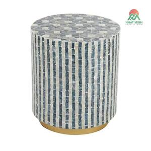 Table d'appoint extérieure ronde en marbre avec mosaïque bleue et blanche, base sur piédestal contemporaine, mobilier durable - Product Image 1