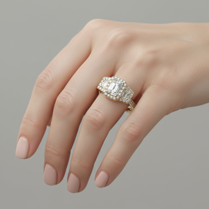 Anillo de Lujo de Tres Piedras con Diamante Cultivado en Laboratorio, Corte Esmeralda, Piedras Laterales Trapezoidales y Doble Halo en Oro de 14K - Product Image 5