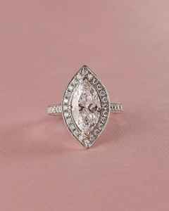 Anillo de compromiso de oro blanco macizo de 14K con halo sorpresa y diamante cultivado en laboratorio de corte marquesa de 1.01 quilates, ideal para propuestas de matrimonio y regalos. - Product Image 2