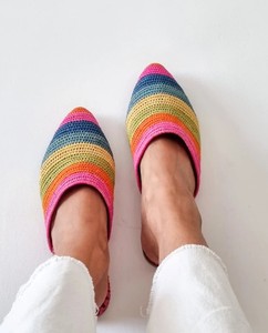 รองเท้าแตะรุ้งทำมือจากเส้นใยราฟเฟีย: รองเท้าบาบูชแบบโมร็อกโก - Product Image 1