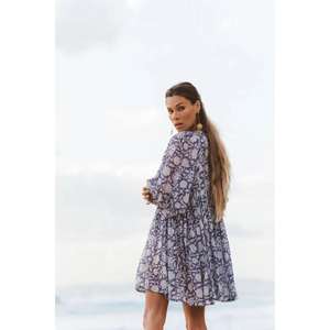 Robe midi confortable faite à la main de style plage naturel moderne, design Signature Kyra, en bleu indigo foncé avec manches classiques - Product Image 2