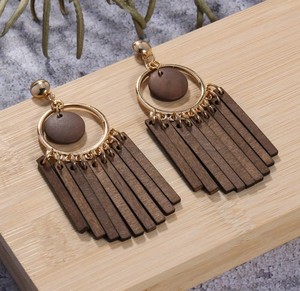 Boucles d'oreilles pendantes artistiques en bois, légères, style bohème, pour usage quotidien et décontracté, bijoux festifs faits à la main pour femmes - Product Image 4