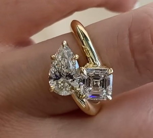 Bague de fiançailles et de promesse Toi Moi en or jaune 14 carats avec deux pierres de moissanite taille poire et émeraude de luxe pour femme - Product Image 1