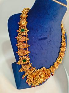 Collier pendentif Lakshmi en or 22 carats, bijoux de temple antiques, mariage indien traditionnel, disponible en OR/ARGENT/BRASS - Product Image 2