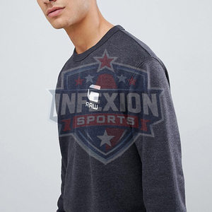เสื้อสเวตเชิ้ตคอกลมสีเทาเข้มสำหรับผู้ชาย ทรงปกติ ผ้าฝ้ายเฟรนช์เทอร์รี่ สวมหัว พิมพ์ลายโลโก้ที่แขนซ้าย สไตล์ลำลองสำหรับฤดูใบไม้ร่วง - Product Image 3