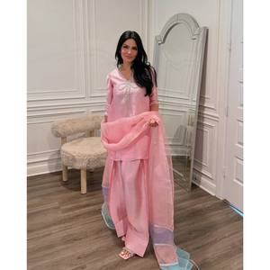 Ensemble haut bas et Dupatta pour femmes de créateur - Product Image 3