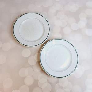 Assiette de présentation élégante bleu cobalt texturée avec bordure, base ronde en métal pour un service de table de luxe, idéale pour mariages, fêtes et événements. - Product Image 4