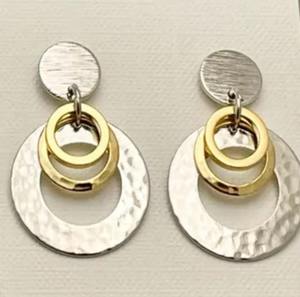 Pendientes Largos de Latón Martillado con Textura Clásica de la Mejor Calidad, Joyería Artesanal Hecha a Mano para Boutiques de Moda, Disponible para Regalo - Product Image 1