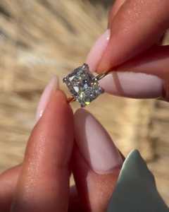 Bague de fiançailles solitaire en or massif 14K avec diamant de laboratoire taille coussin 3 carats, sertie à griffes, pour demande en mariage, bijoux fins uniques 1,5 mm - Product Image 1