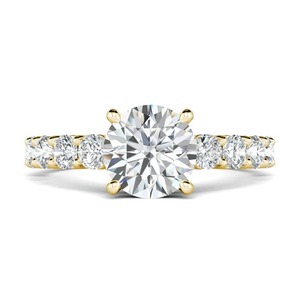 Anillo de Compromiso con Diamante Cultivado en Laboratorio de Corte Brillante Redondo de 1.10CT, Oro de 14K, Banda con Diamantes Redondos en Punta Compartida - Product Image 1