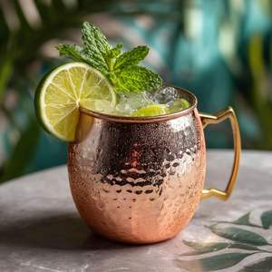 Vente directe usine – Tasse à bière Moscow Mule en acier inoxydable de haute qualité avec poignée en laiton, finition martelée plaquée cuivre – Commande en gros - Product Image 1