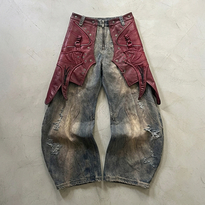 กางเกงยีนส์ขากว้างสไตล์พังก์สำหรับผู้ชาย แต่งหนังสีแดงและหมุดโลหะ - Product Image 1
