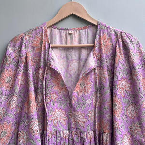 เดรสวินเทจผ้าฝ้ายพิมพ์ลายดอกไม้ด้วยมือ งานแฮนด์เมด เป็นมิตรกับสิ่งแวดล้อม คอวี แขนสามส่วน แต่งระบายลูกไม้ ซักได้ ใส่ได้ในโอกาสทางการ - Product Image 2