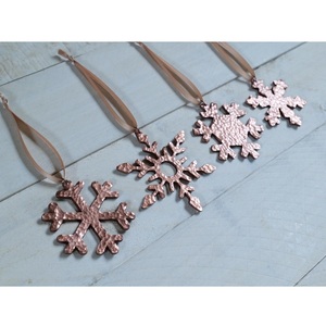 Adornos Colgantes de Copos de Nieve Metálicos Hechos a Mano, Decoraciones Rústicas para Árboles de Navidad - Product Image 1