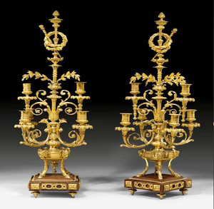 Candélabre à trois lumières en or avec accents en marbre noir, élégante décoration de table, disponible à prix de gros. - Product Image 4