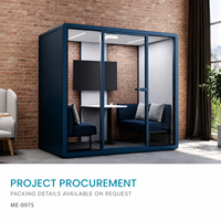 Pod lounge moderne bleu pour bureau, avec façade vitrée, sièges bleu marine, coussins gris clair et petite table