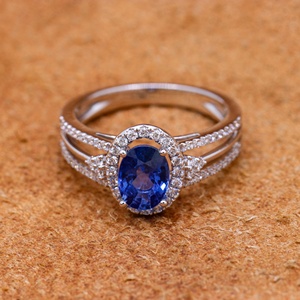 Anillo de Oro Blanco de 18K con Zafiro Azul Ovalado Natural y Halo de Diamantes, Diseño de Tallo Dividido, Joyas Memoria, Venta al por Mayor - Product Image 3