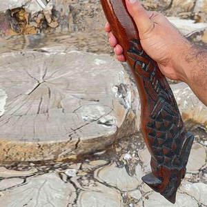 Hache viking nordique artisanale industrielle avec lame en acier au carbone, tête gravée, poignée en cuir et manche en bois pour le camping en extérieur et la survie - Product Image 3