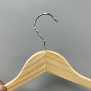 Perchas de madera de pino duraderas con logotipo personalizado, bajo MOQ, venta al por mayor, perchas de madera para solución de almacenamiento de ropa - Product Image 2