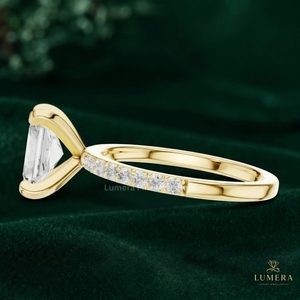 Anillo Minimalista de Diamante Corte Radiante, Banda Delgada de Media Eternidad con Pavé, Engaste Solitario de Cuatro Puntas, Elegante Joyería de Boda en Oro - Product Image 5