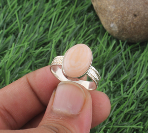 Anillo Vintage de Plata de Ley 925 con Gema de Coral Rosa Natural, Engaste en Bisel, Joyería Étnica Ovalada - Product Image 1