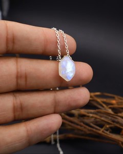 Collar con Colgante Hexagonal de Piedra Lunar Arcoíris, Acabado Plateado, Joyería Boho de Cristal, Piedra Energética Curativa, Regalo Elegante para Mujer - Product Image 5
