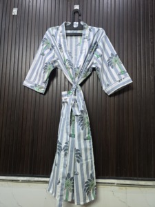 Robe de chambre décontractée pour femme, gris et blanc, à rayures et imprimé floral, col en V, longueur totale, manches trois quarts, 100 % coton tissé, idéale pour l'été - Product Image 2