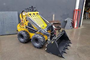 Excavatrice sur chenilles jaune d'occasion fiable de 3 tonnes avec peu d'heures de fonctionnement et cabine entièrement fermée pour l'entretien des infrastructures - Product Image 6