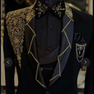 ชุดสูทผู้ชายปักลายคุณภาพสูง สีดำ 3 ชิ้น ไซส์ใหญ่ ทรงเข้ารูป กระดุมแถวเดียว สำหรับงานแต่งงานและงานพิธีต่างๆ - Product Image 1