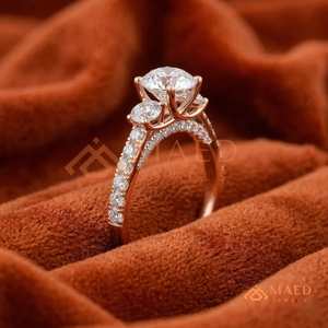 Anillo de Moissanita de Tres Piedras en Oro Rosa de Ley 925 Personalizado, Chapado en Oro Blanco, Corte Redondo Graduado, Anillo de Aniversario, Joyería Nupcial - Product Image 2