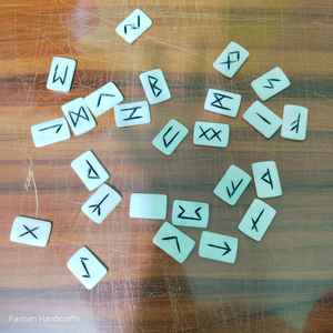 Ensemble de 25 lettres runiques artisanales en os de buffle, symboles naturels sculptés pour la divination et la décoration, à prix avantageux - Product Image 1