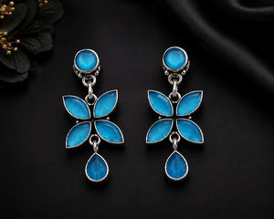 Boucles d'oreilles pendantes en laiton argenté oxydé avec pierre œil-de-chat bleue pour femme, vente en gros |   Boucles d'oreilles pendantes florales bohèmes |   Fournitures de bijoux fantaisie - Product Image 4